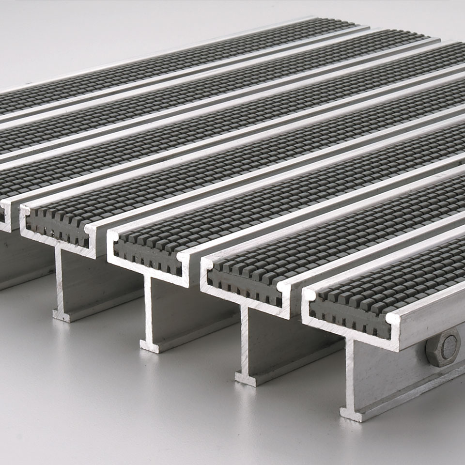 Grilles gratte-pieds Grilles gratte-pieds avec insertion vinyle strié dans lames en forme de T - LAV2